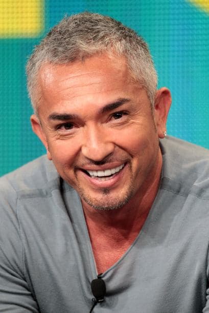 El entrenador de perros mexicano César Millán admitió haber llegado indocumentado a los EEUU. En el 2009 finalmente se hizo ciudadano.