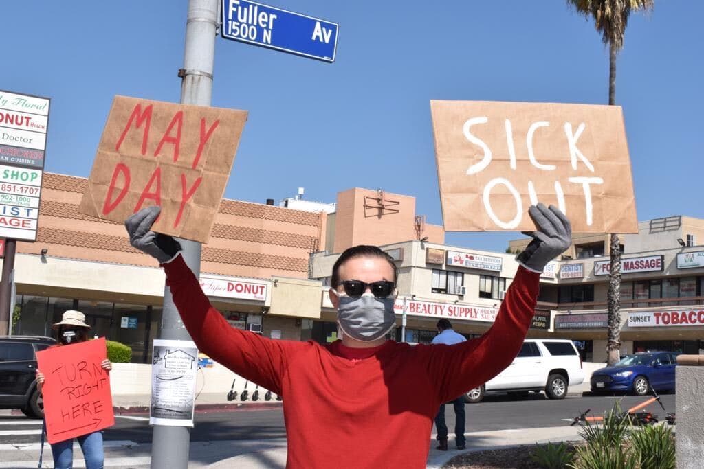 Protesta frente a una tienda Ralphs en Los Ángeles el 1 de mayo de 2020.