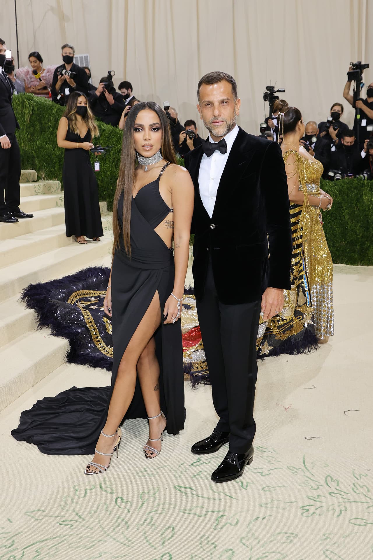 La primera vez de 
<b>Anitta</b> en la Met Gala fue ese mismo año y para tan importante ocasión, lució un vestido clásico de Peter Dundas: negro, con escotes en el busto, espalda y pierna para no perder su estilo más revelador.