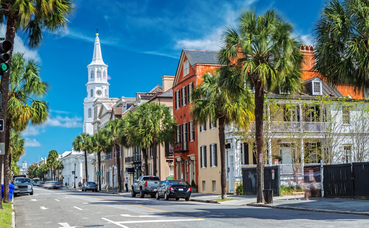 En el puesto 4 se encuentra
<b>Charleston, Carolina de Sur</b>.
<br>Puntaje: 58.30.
<br>Rango de asequibilidad: 42.
<br>Rango de actividades: 21.
<br>Rango de calidad de vida: 56.
<br>Rango de atención médica: 51.
<br>
<br>Para los jubilados, Charleston es una de las 6 ciudades de Estados Unidos que ofrece la mayor cantidad de instalaciones de pesca y museos.