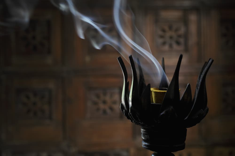 Quema las varillas de flor de loto para crear un buen ambiente y empezar a crear la atmósfera que propicie un mejor estado de ánimo y apertura de nuestros chakras. Pasa una varita por tu cuerpo para que recibas el humo del incienso.