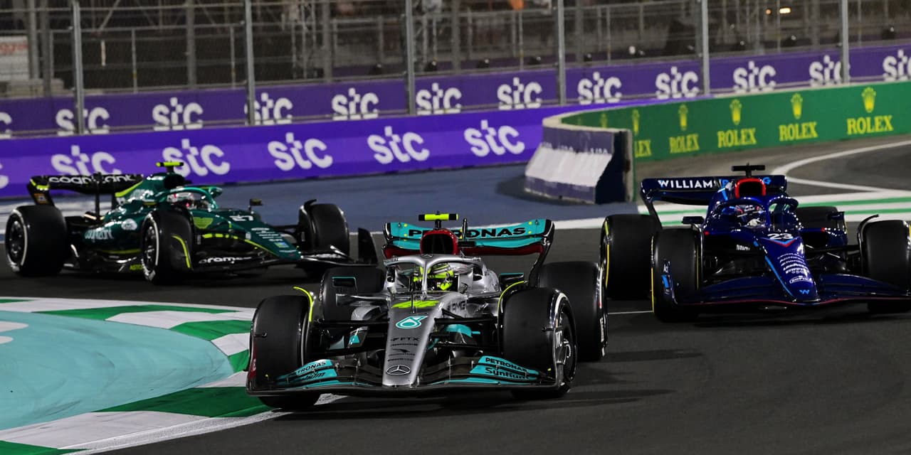 Max Verstappen fue el gran vencedor del GP de Arabia Saudita de la Fórmula 1 sobre Ferrari; Sergio Pérez sufrió una mala estrategia y qued´´o en cuarto tras iniciar en primer lugar.