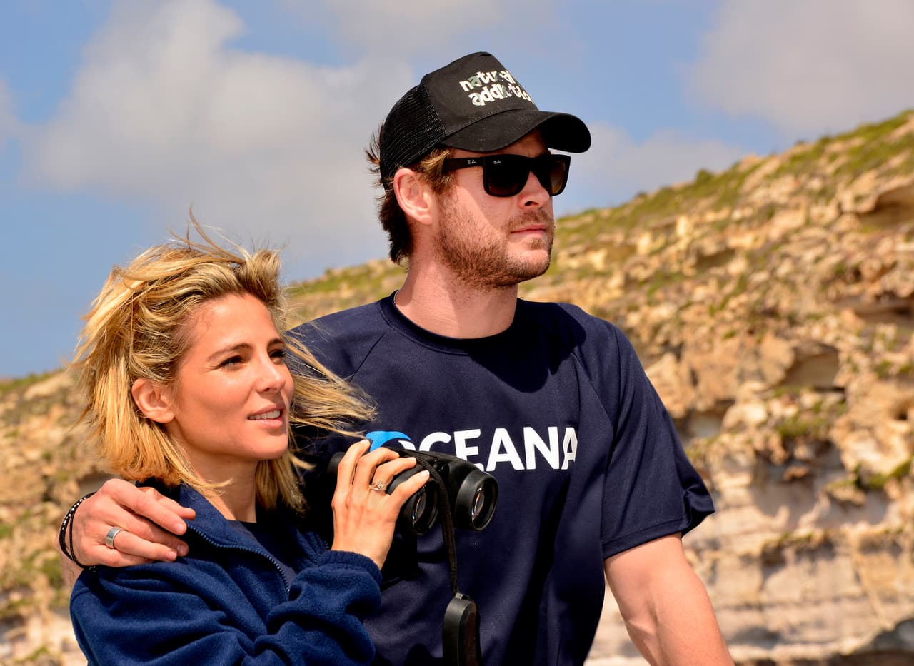 La pareja se la vive de vacaciones.