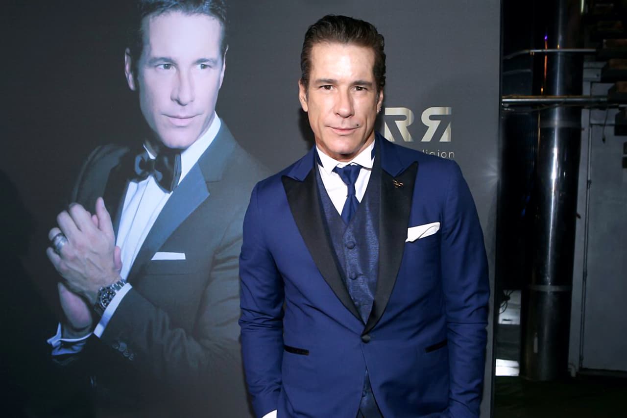 "Es un tratamiento que dura 20 minutos en los que tendrás una regresión que quiero que vengan y vivan. Desde que la experimenté vivo más tranquilo, feliz, sin agobios, sin problemas", dijo a 
<b><a href="https://www.eluniversal.com.mx/espectaculos/fernando-carrillo-apuesta-al-sapo" target="_blank">El Universal</a></b>.