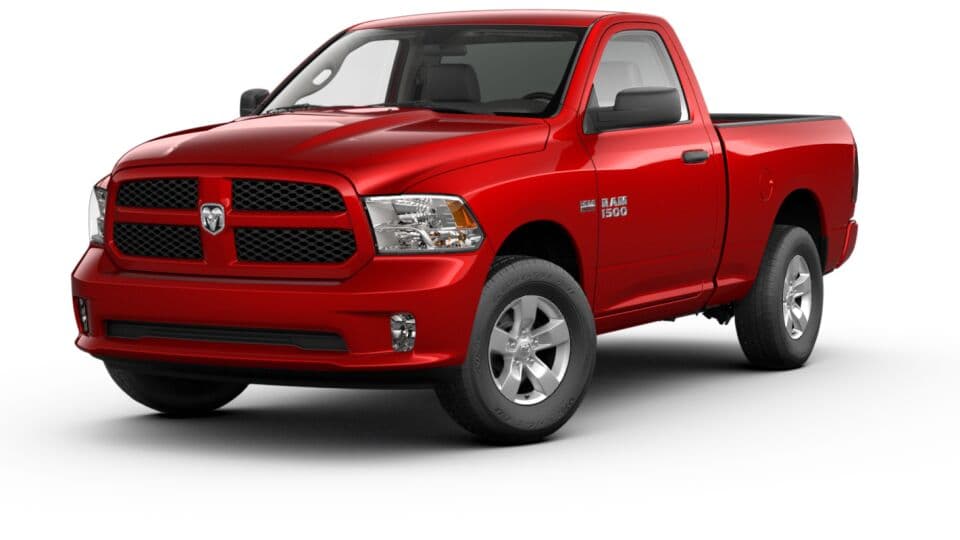 <b>Ram 1500 Express Cabina Regular 4X2 Caja 6’ 4” 2017</b>
<br>Precio de venta sugerido por el fabricante: 
<b>29,865 dólares</b>
<br>(no incluye gastos de destino y despacho)
<br>
<br>La pickup Ram 1500 más barata de la línea es la súper básica Tradesman con un precio inicial de 26,395 dólares. Esto nos permitió subir al modelo Express con apariencia monocromática y ruedas de aluminio que cuenta con precio inicial de 27,795 dólares. Con algo de espacio antes de llegar a nuestro límite pudimos optar por el motor opcional V8 Hemi de 5.7 litros que desarrolla 395 caballos de fuerza y la transmisión automática de 8 velocidades, quedando con un precio de 29,865 dólares.