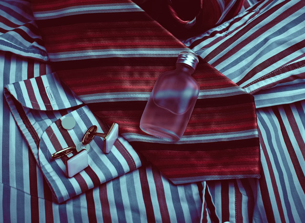 Para este padre elegante hay que procurar una combinación de camisa, con corbata y pasador todo integrado armónicamente, una colonia muy varonil y discreta ¡nada chillona!, una máquina de afeitar eléctrica o una secadora de cabellos con un diseño muy novedoso y funcional.