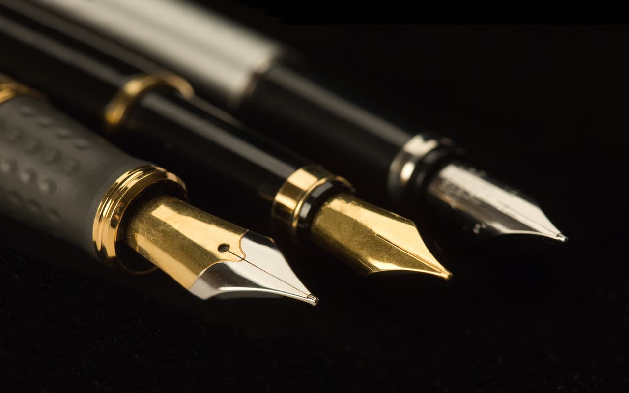 Si trabaja en una oficina búscale las plumas y objetos de escritorios elegantes y de diseño conservador, que pueda colocar con orgullo en su buró de trabajo.