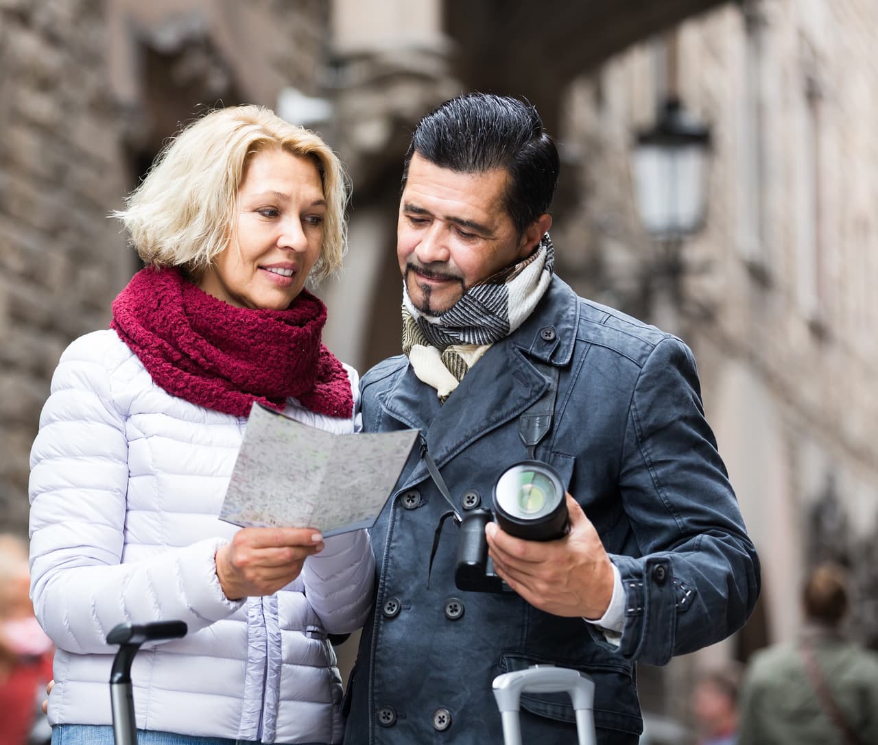 Unos boletos para una minivacación con mamá en un lugar turístico sería ideal, sobre todo si es una sorpresa para los dos. Lo inesperado es la clave, la curiosidad es el secreto.