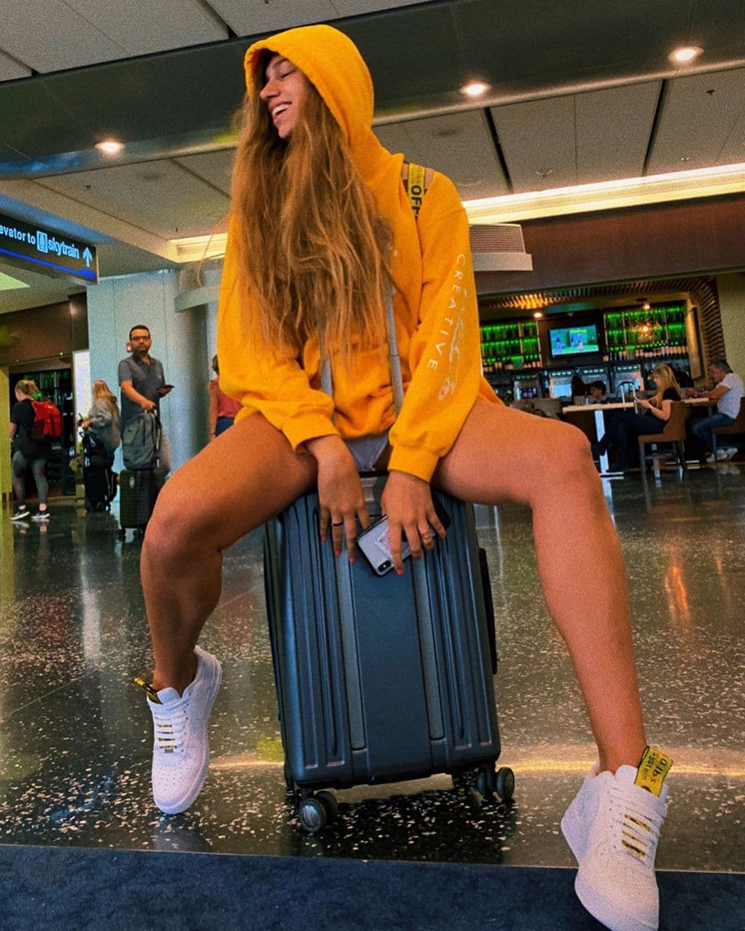 <a href="https://www.univision.com/shows/el-gordo-y-la-flaca/lili-estefan-hace-de-todo-para-tomar-la-mejor-foto-de-su-hija-en-el-aeropuerto-nadie-lo-hubiera-imaginado-video">Lina Luaces</a> publicó esta imagen en su Instagram y la fotógrafa estrella fue su propia madre.
