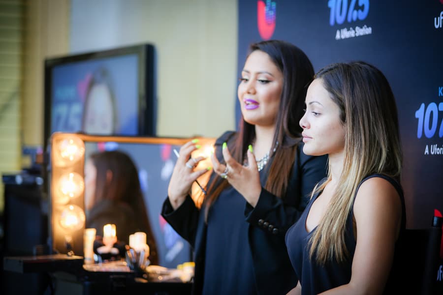 Como parte del grupo de amigas de Donaji “BFF” quince ganadoras tuvieron el privilegio de tomar una clase “Aprender a maquillarse como profesional” auspiciado por Alejandra Barraza de TNT Agency.