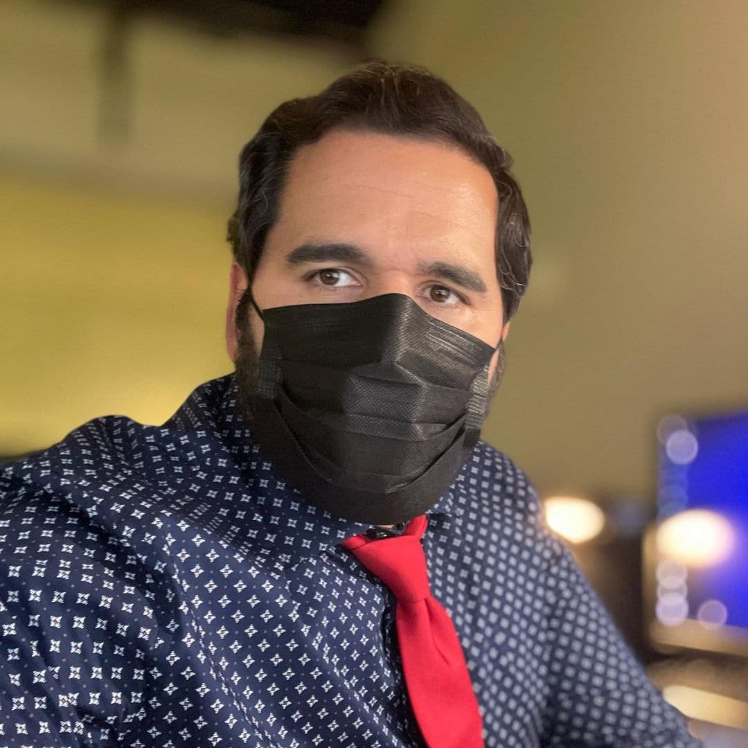 Albert Martínez es bien serio.