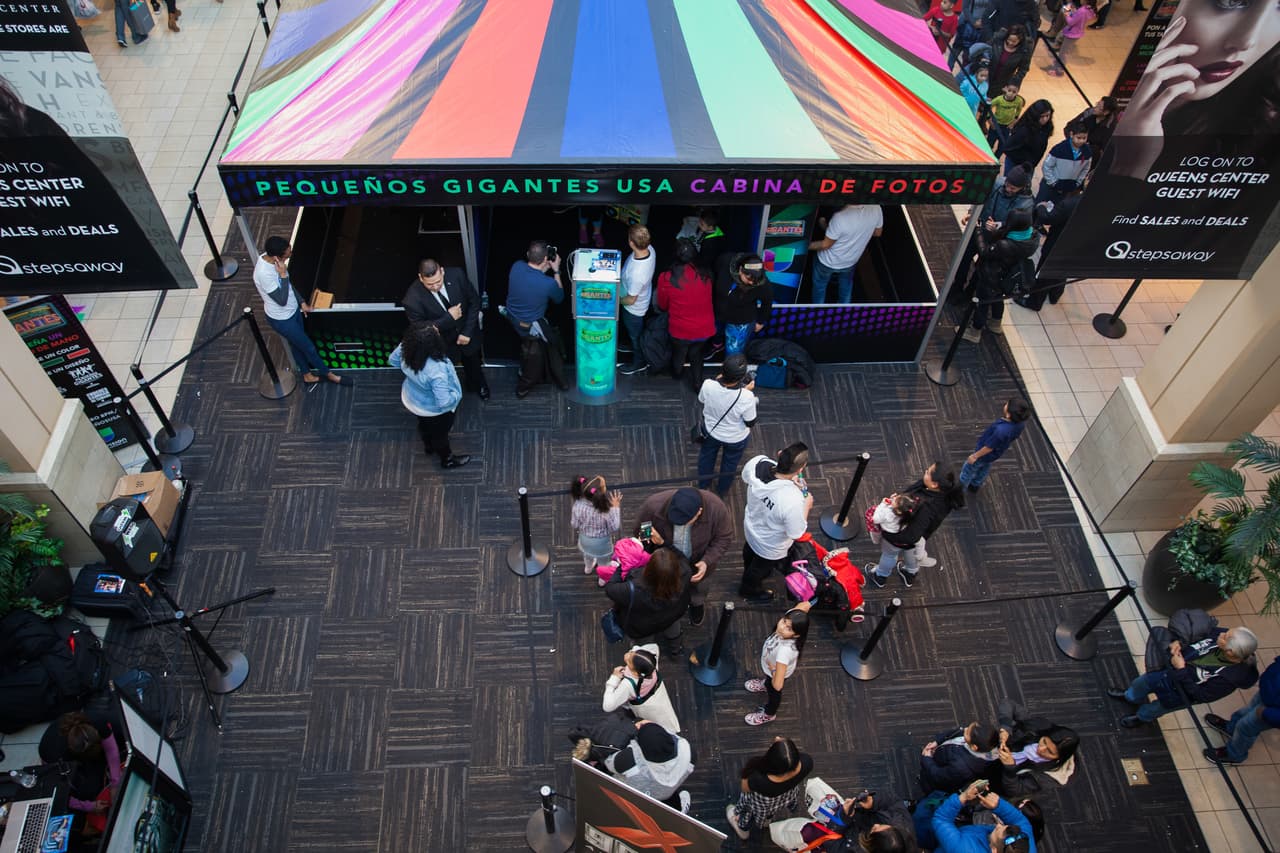 Cientos de personas se dieron cita en Queens Center Mall.