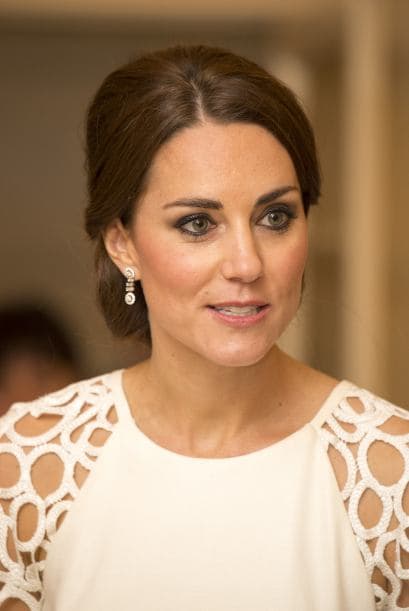 La duquesa de Cambridge nos sorprendió con su elección de vestuario para su visita en la Casa de Gobierno de Canberra, Australia. Pero no crean que enseñó piel de más, para nada. Kate simplemente eligió un diseño más arriesgado de lo que acostumbra. Lució hermosa en un vestido blanco de la diseñadora Lela Rose. Más videos de Chismes aquí.