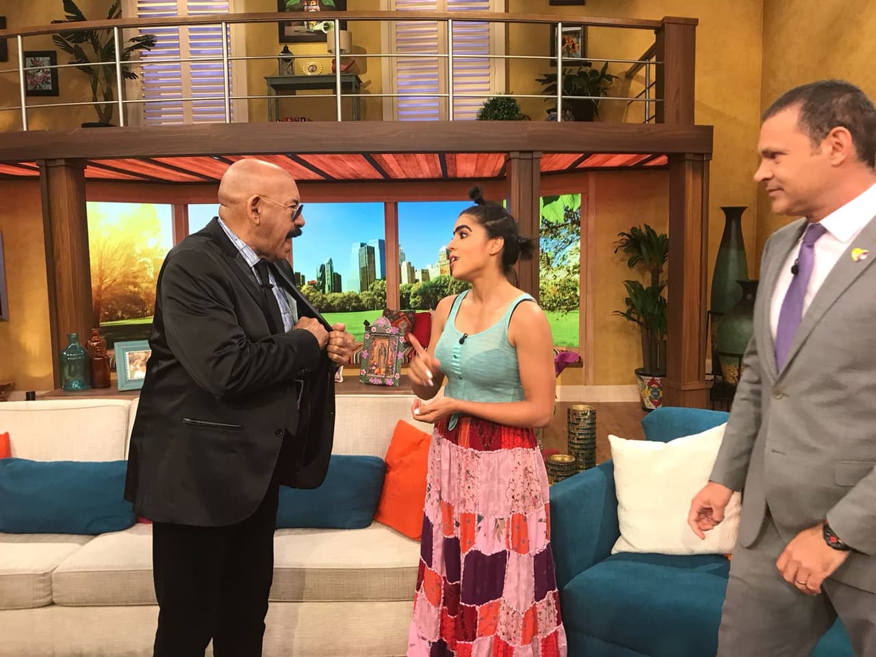 "¿Y qué hacemos con esto?", preguntó.