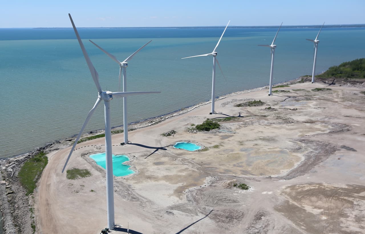Nueva York vería más de plantas de energía eólica, como esta en Lackawanna.