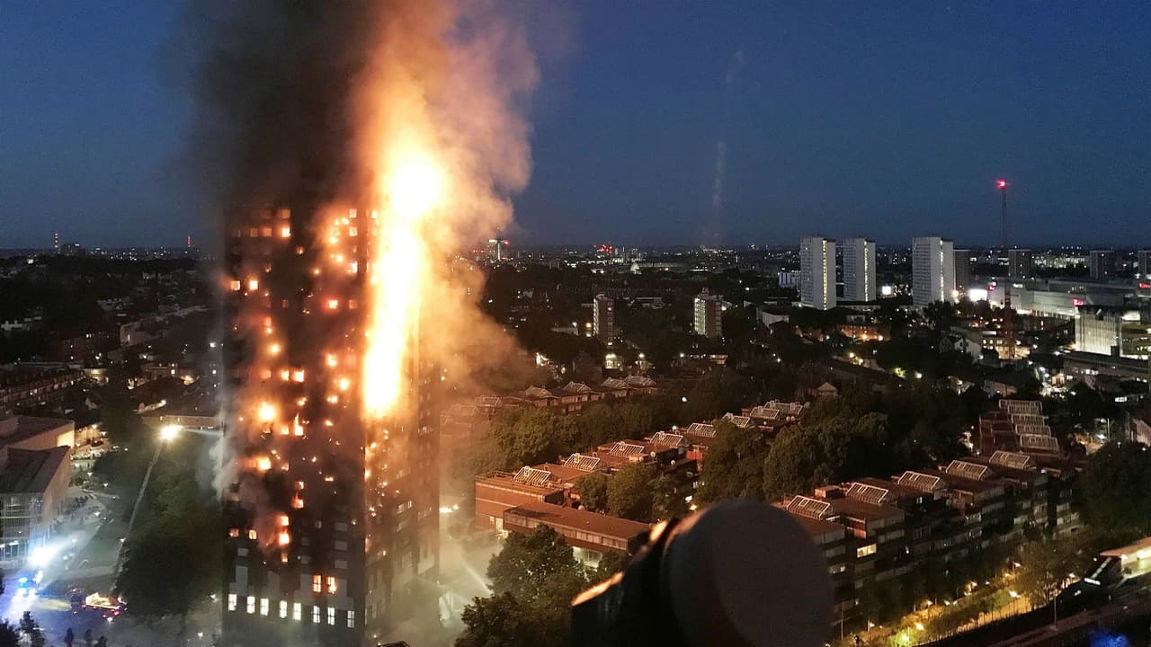 Gran incendio en una torre de apartamentos en Londres causa al menos 12 muertos y 74 heridos