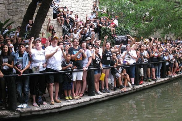 Photos: Spurs Championship Parade 2014 Barges