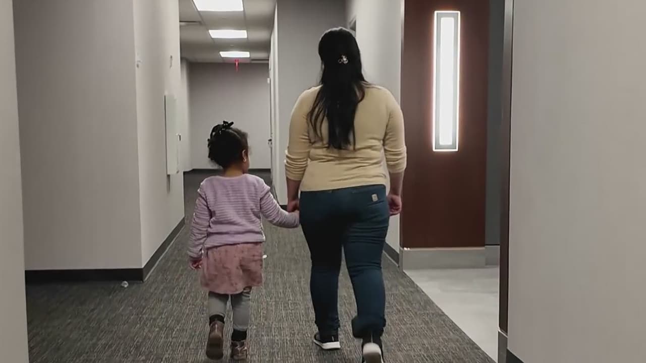 Familia detenida por ICE pasó 20 días incomunicada en hotel de NY