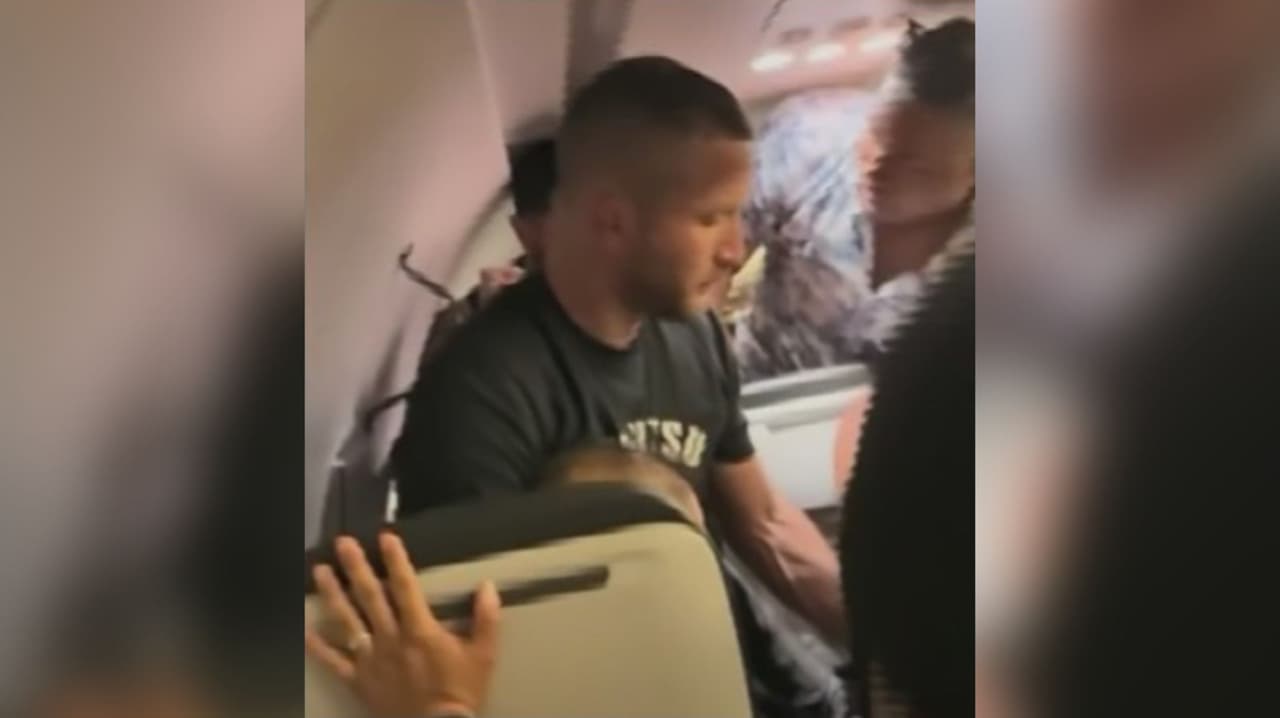 Aterrizan de emergencia un vuelo en Miami después de que un pasajero intentara abrir las puertas