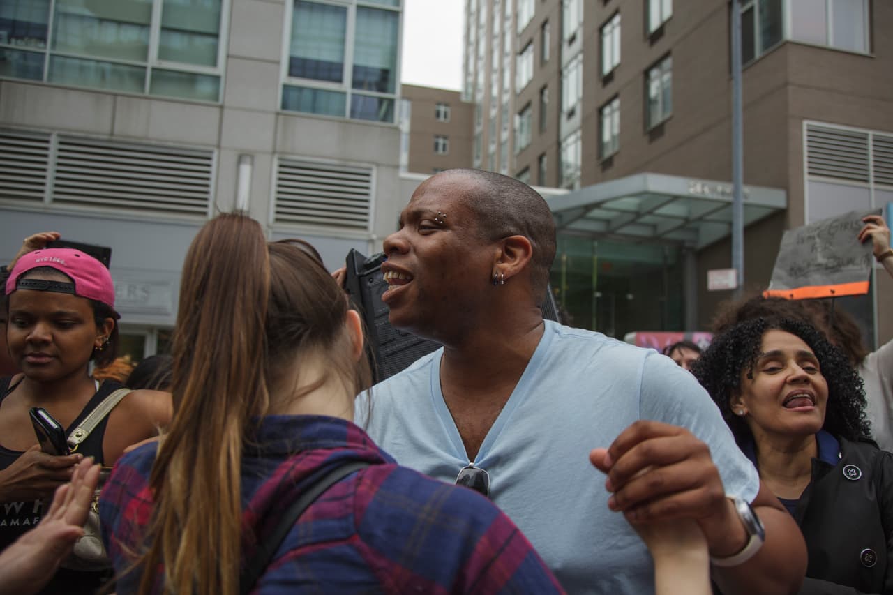 Los manifestantes bailaron al ritmo de la salsa durante la celebración.