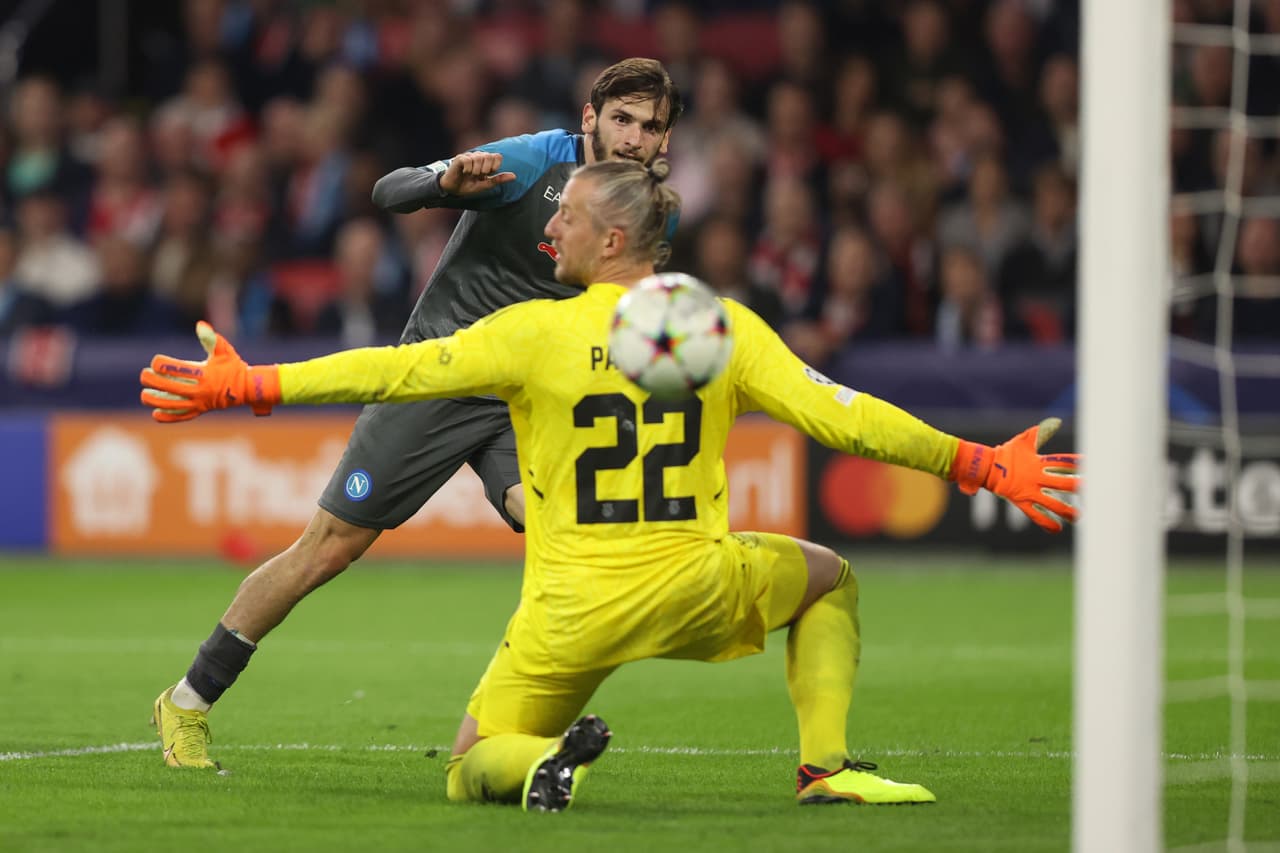 Napoli aplastó al Ajax a domicilio y lleva paso perfecto en la Champions League.