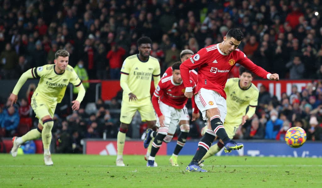 Manchester United se impone al Arsenal 3-2 en un partido emocionante para cerrar la J14 en la Premier League. Emile Smith Rowe, junto con Martin Odeegard anotaron para los Gunners, mientras que para los locales fueron Bruno Fernandes al 44' y Cristiano Ronaldo lució con dos goles, uno de ellos fue penal, para quedarse con la victoria.