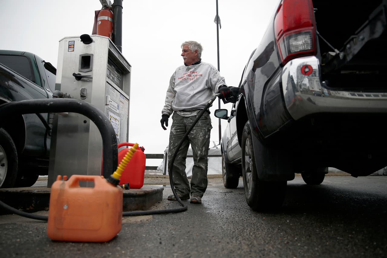 <b>Maine y Dakota del Norte |</b> 
<b>Índice de recuperación: 93%. </b>Una gasolinera anunció que cerraría a finales de mayo porque un empleado se había infectado de covid-19 en Peakes, Maine. La investigación determinó que con mucha menos gente conduciendo el costo promedio de la gasolina en Estados Unidos cayó hasta $1.77 por galón a finales de abril. El estudio concluye que aunque la economía del país se recupera poco a poco todavía está lejos de lo normal. 
<br>