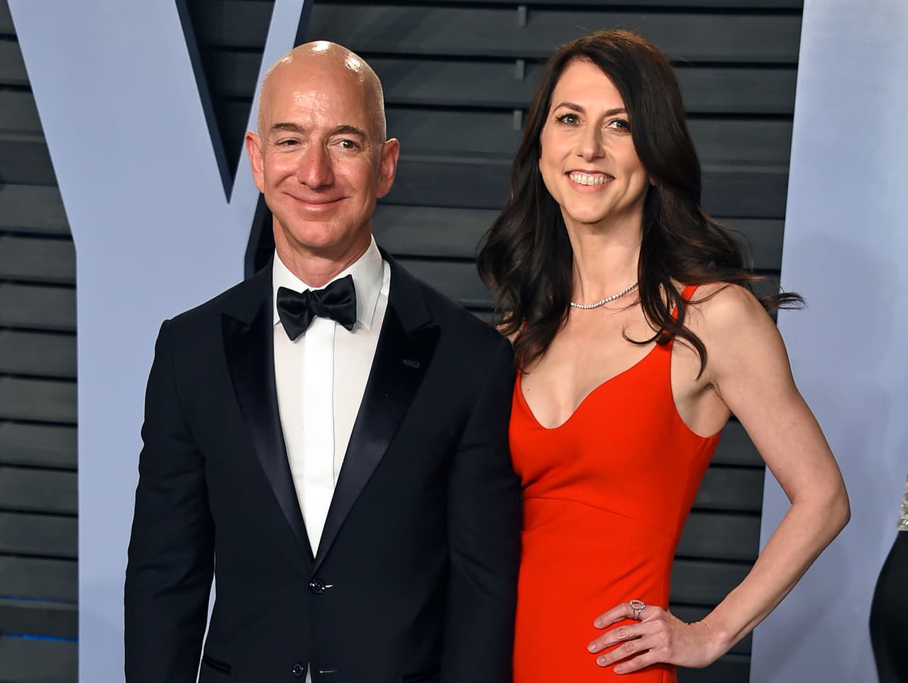 <b>MacKenzie Bezos</b>, exesposa de Jeff Bezos, escritora y filántropa. Incrementó su fortuna en $8,500 millones entre enero y abril de 2020. Su patrimonio neto total es de 66,200 millones de dólares.
