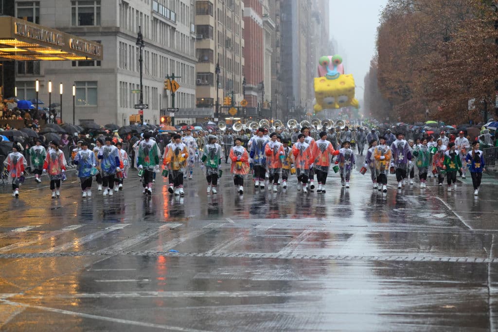 La lluvia se hizo presente durante todo el recorrido, pero eso no mermó el entusiasmo de voluntarios y asistentes al desfile.