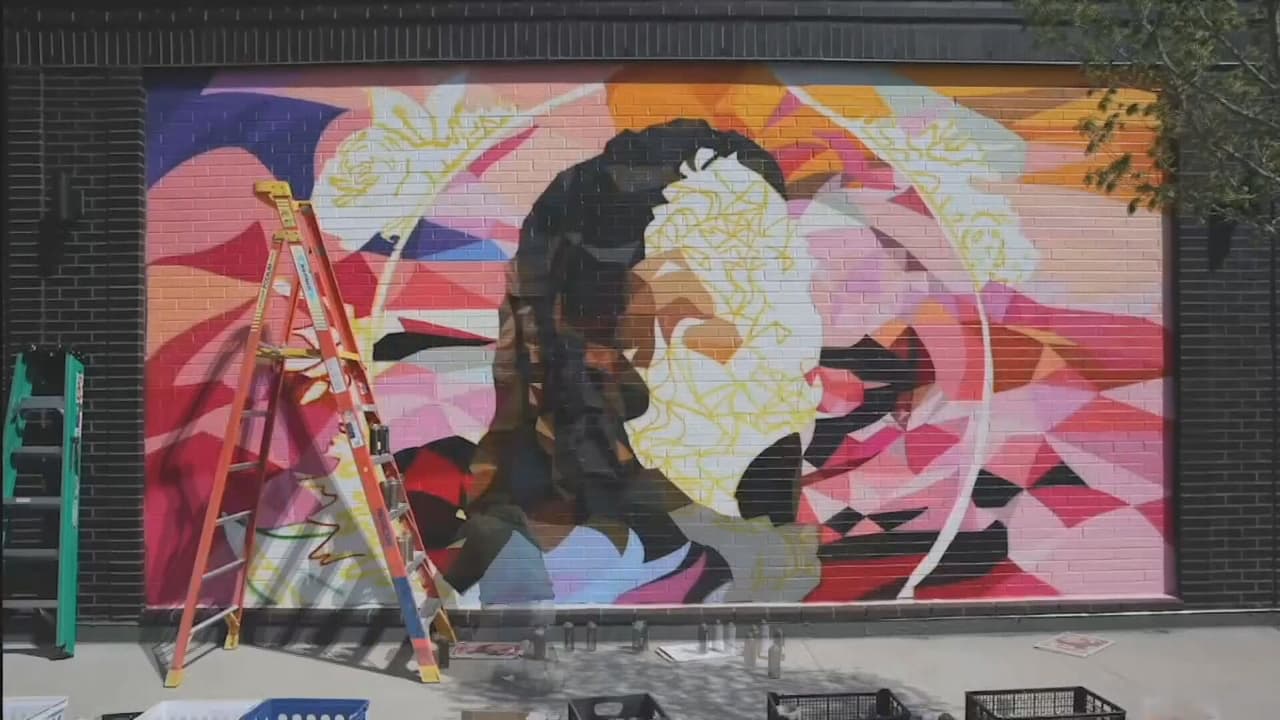 Mauricio es de raíces migrantes, por lo que tiene un gran respeto por estos y que busca plasmarlo en sus murales. 
<b>"Tienen una responsabilidad con la diversidad de la comunidad",</b> explica sobre sus piezas.