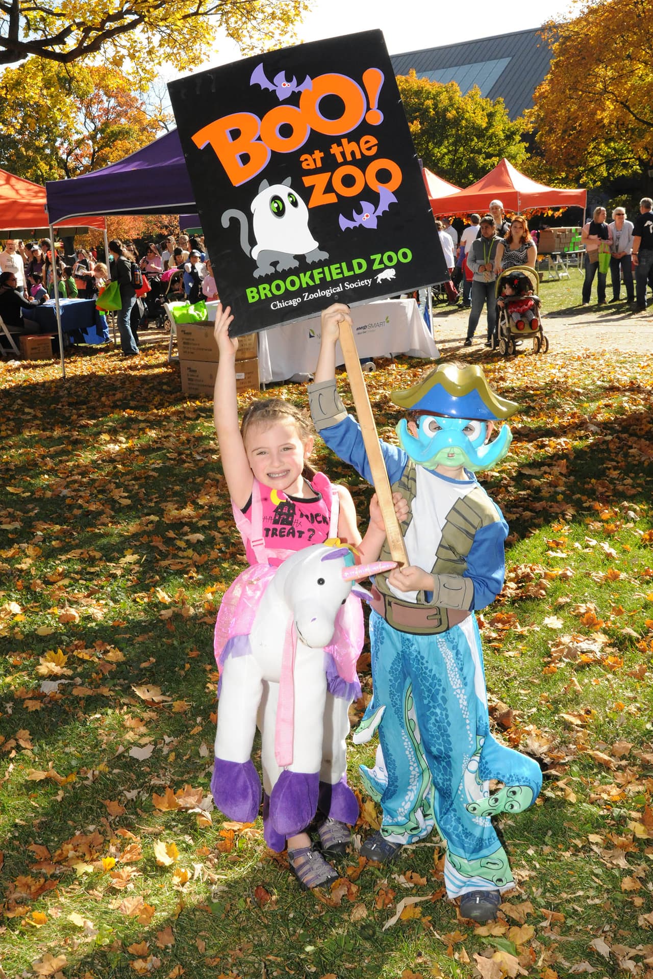 También podrán entrar en un laberinto de maíz, subirse a un espantoso carrusel o construir un espantapájaros.