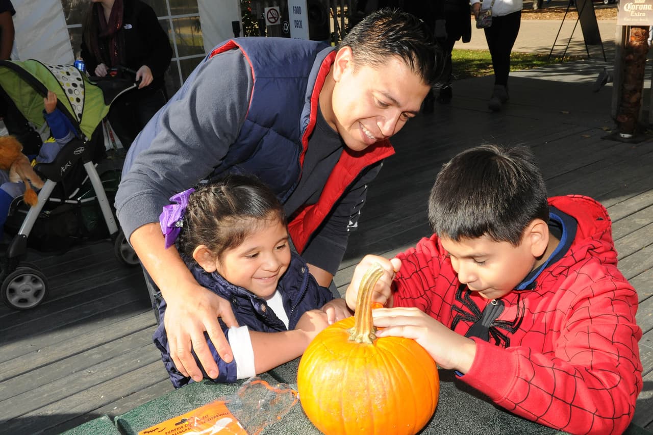 Además las familias podrán participar en la decoración y demolición de calabazas.