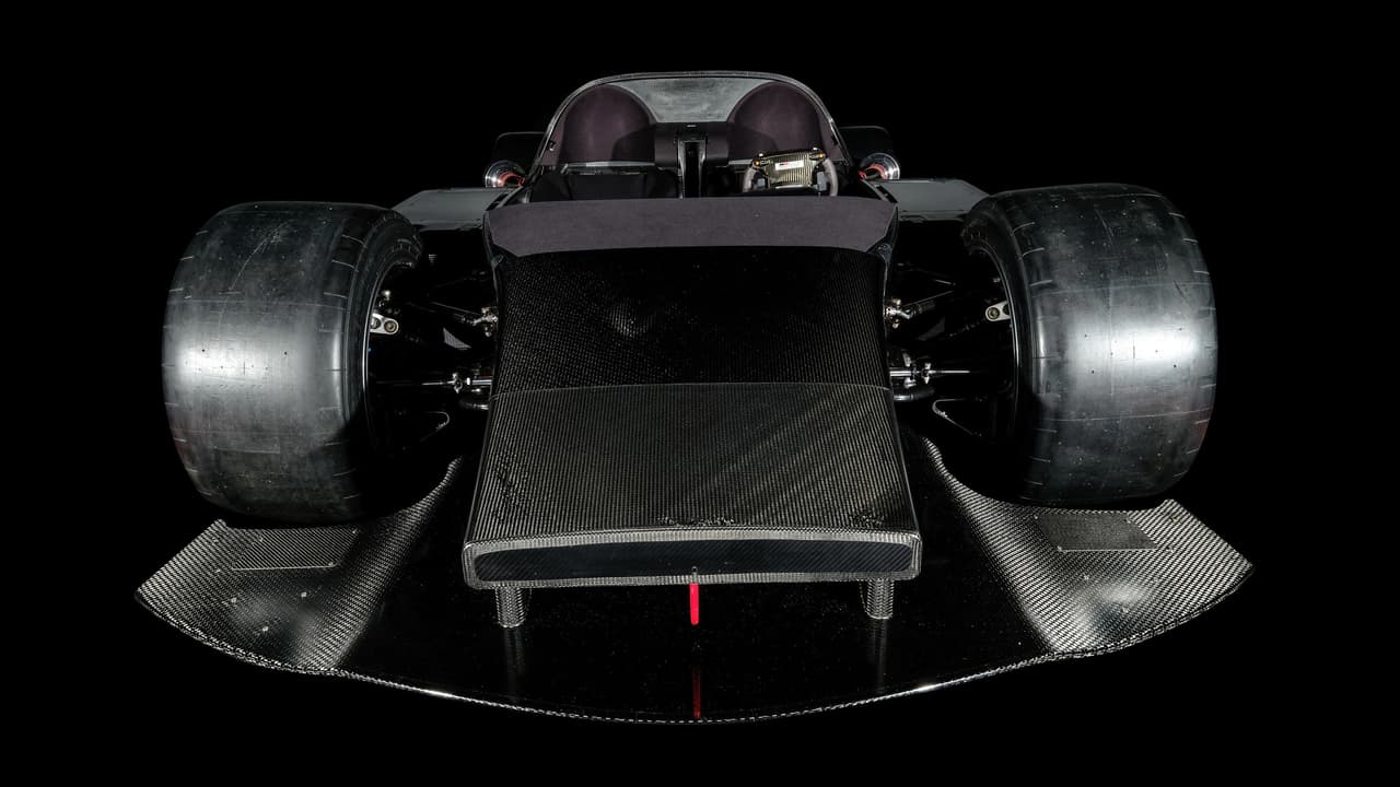 Uno puede ver en su chasis de fibra de carbono y en sus ruedas slick de 13” de ancho el ADN transferido desde el vehículo de competencias.