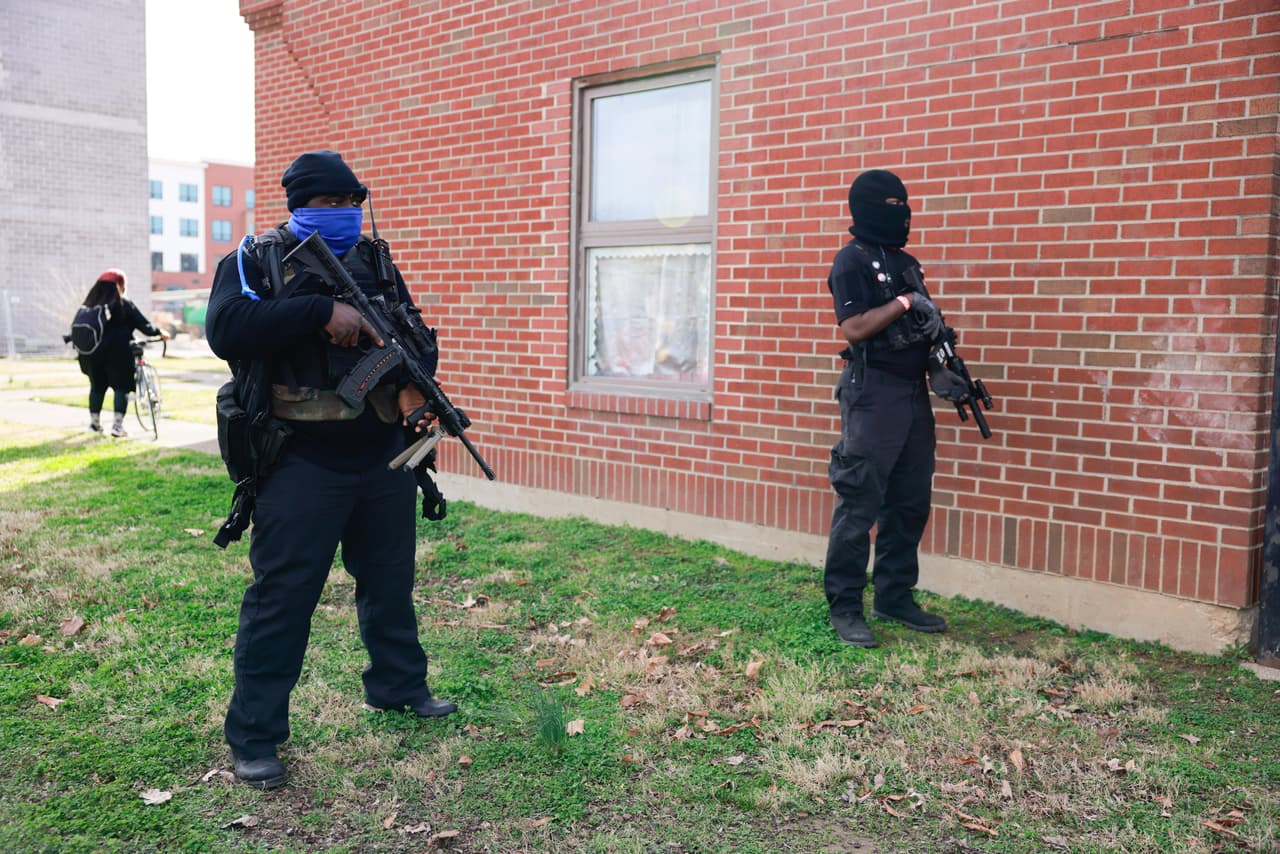 <b>Puesto 2. Kentucky</b>
<br>
<ul>
 <li>Tasa de verificación de antecedentes de armas de fuego de enero a junio de 2021: 476.5 por cada 1,000 personas</li>
 <li>Verificaciones de antecedentes de armas de fuego hasta junio de 2021: 1.7 millones. </li>
 <li>Total de verificaciones de antecedentes de armas de fuego en 2020: 3.3 millones..</li>
 <li>Total de verificaciones de antecedentes de armas de fuego en 2019: 4.1 millones.</li>
 <li>Cambio de 2019 a 2020: -19.2%.</li>
 <li>Muertes por arma de fuego en 2019: 14.9 por cada 100.000 habitantes.</li>
</ul> 
<br>Kentucky tuvo 1,651,442 ventas de armas en los primeros seis meses de 2021. Eso es más del 7% de las armas vendidas en todo el país, a pesar de que el estado tiene solo el 1.3% de la población de Estados Unidos. Su crecimiento entre 2019 y 2020 fue el menor del país. 
<br>