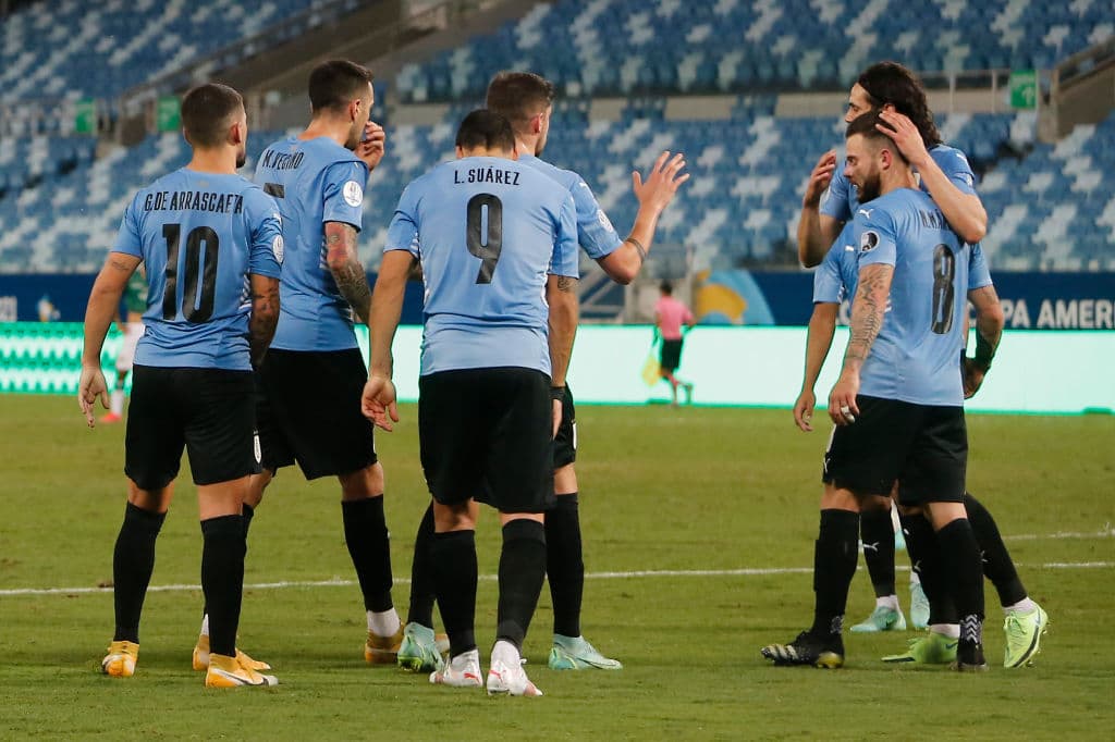 El autogol del portero Carlos Lampe (40') y el gol de Edinson Cavani (79') le dan la victoria a Uruguay 0-2 sobre Bolivia y los 'Charrúas' se adueñan de la tercer plaza del grupo A.