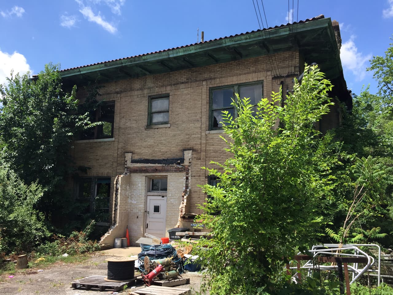 Imagen exterior del hospital abandonado construido por Youngstown Sheet & Tube.