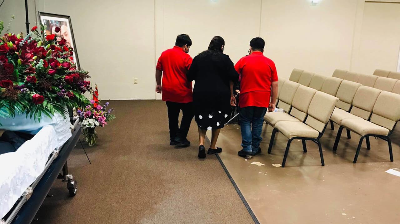 Carlos García, de 44 años, fue diagnosticado con coronavirus, salió del hospital, después su esposa resultó positiva con el virus y falleció.