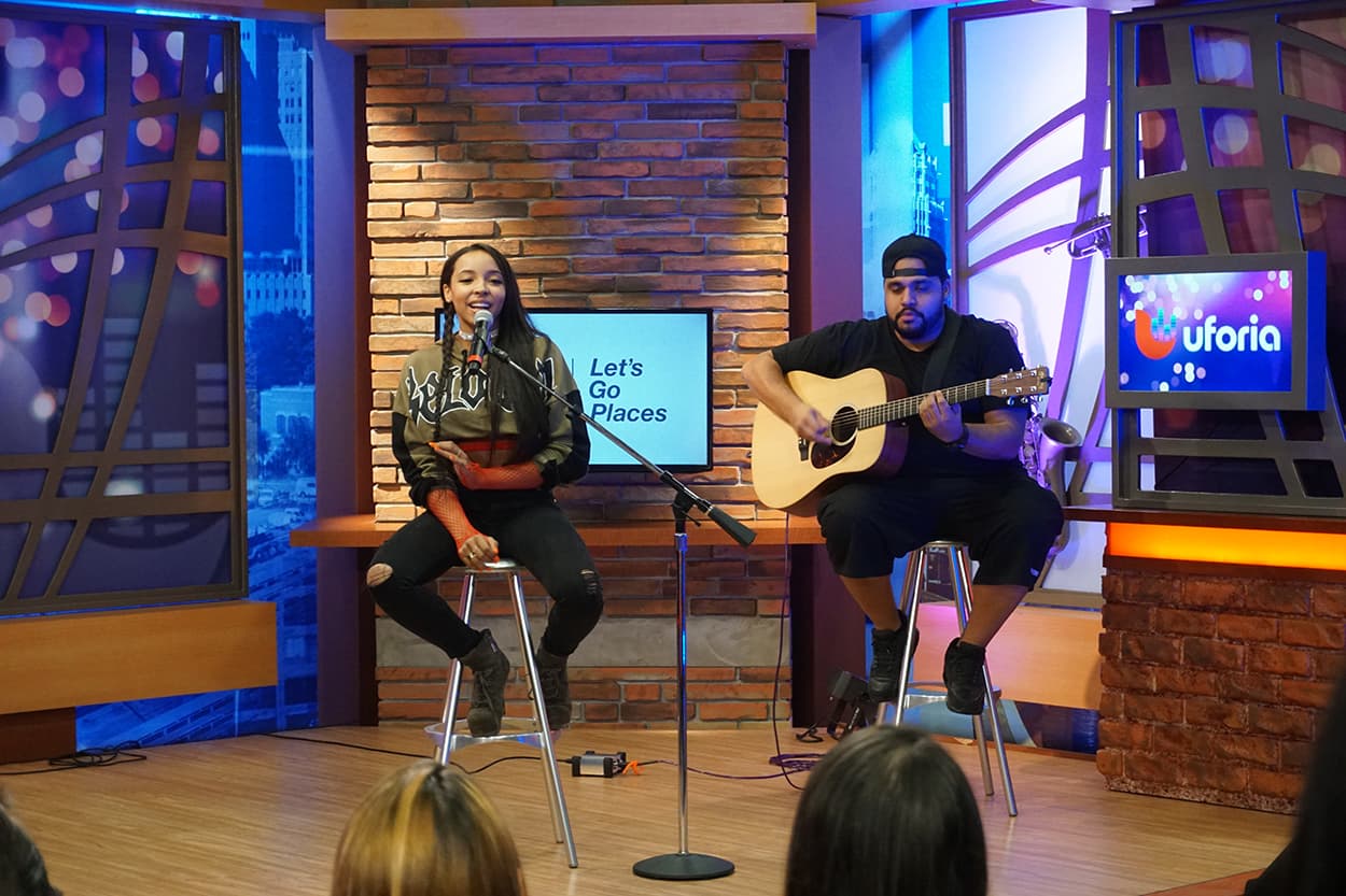 Tinashe stops by the Uforia Lounge for a quick acoustic session and a meet and greet.