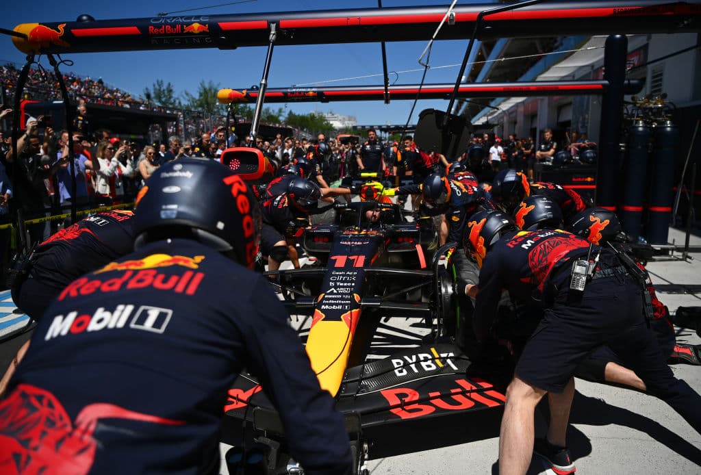 Max Verstappen, tras una cerrada lucha con Carlos Sainz sobre el final de la carrera, se impuso en el Gran Premio de Canadá, una prueba en la que el mexicano Sergio Pérez tuvo que retirarse por problemas en su auto.