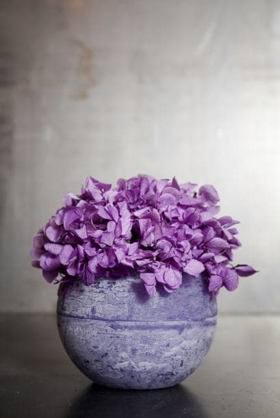 Color profundo. Para celebrar la llegada de la primavera y la vuelta del calor, puedes elegir flores de un color fuerte y llamativo. Agrégale una base o un lazo que acentúe su color.