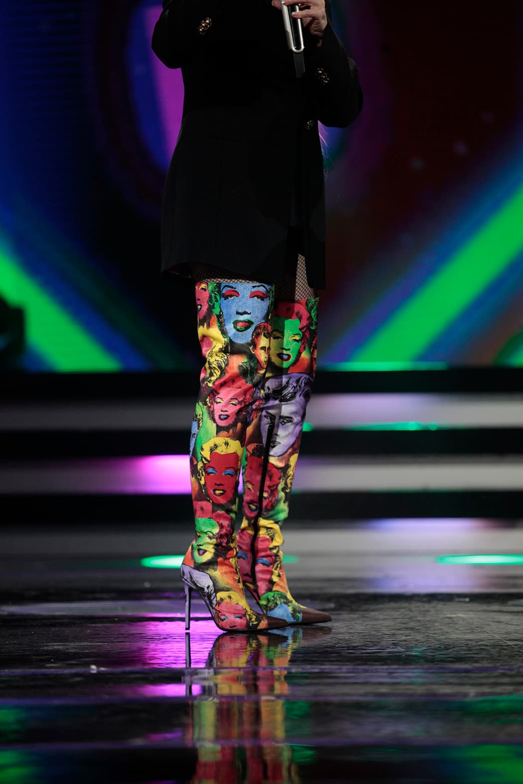 Tan solo el calzado alcanza un precio de 2 mil 195 dólares, más 2 mil 400 dólares del saco negro con el que finalizó el show. Esto sin contar la chaqueta con la que estuvo como jurado durante el programa, ni el primer vestuario de Gustavo Mata.