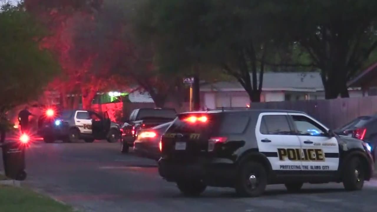 Persona armada se atrinchera en una casa al norte de San Antonio