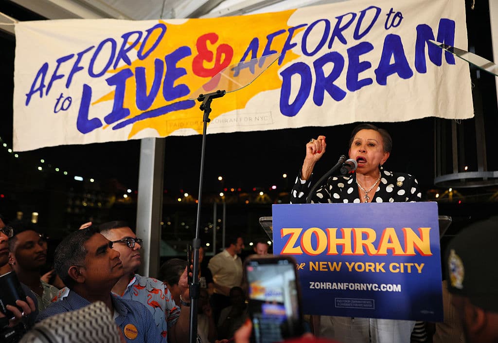 La campaña de Mamdani ha recibido respaldo de figuras progresistas como la Nydia Velázquez (en la foto), Bernie Sanders, Alexandria Ocasio-Cortez, Jamaal Bowman, Rashida Tlaib y Pramila Jayapal. También cuenta con el apoyo del sindicato municipal DC37 y la revista The Nation. Su campaña ha recaudado más de 8 millones de dólares principalmente de pequeños donantes, superando a Cuomo en donaciones individuales.