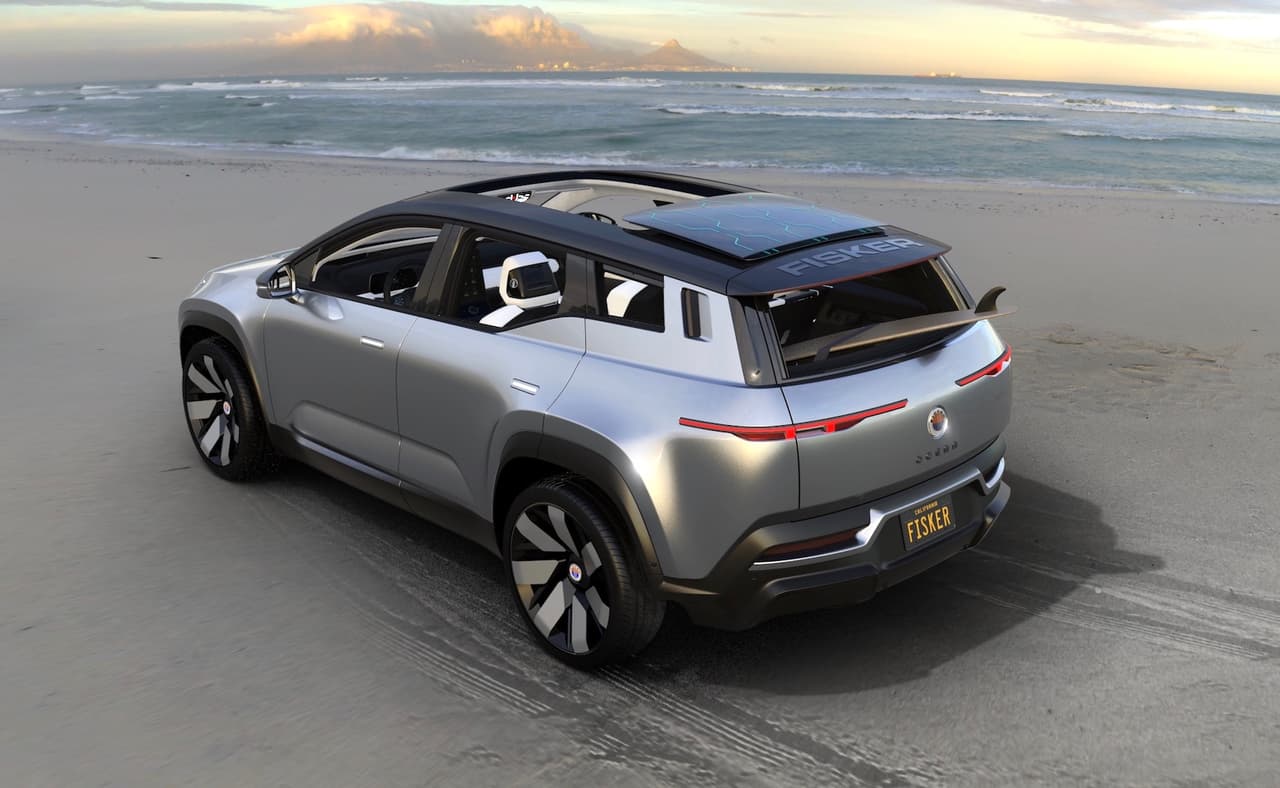 Durante la presentación, el fabricante no mostró el interior del vehículo, pero sí dio a conocer que es 100% vegano. Otro detalle interesante es que sus alfombras son totalmente recicladas hechas de desechos de redes de pesca abandonadas que fueron extraídas de los océanos.
<br>
<br>Fisker planea comenzar su producción a finales de 2021 para entregar los primeros modelos a inicios de 2022. Su precio arranca en los $37,499.