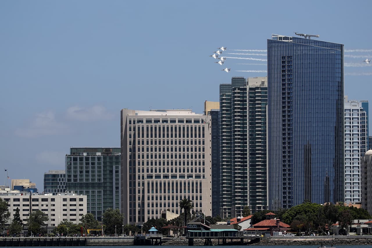 Los residentes de Los Ángeles comenzaron a ver las primeras formaciones aéreas a la 1:35 p.m
<b>.</b>