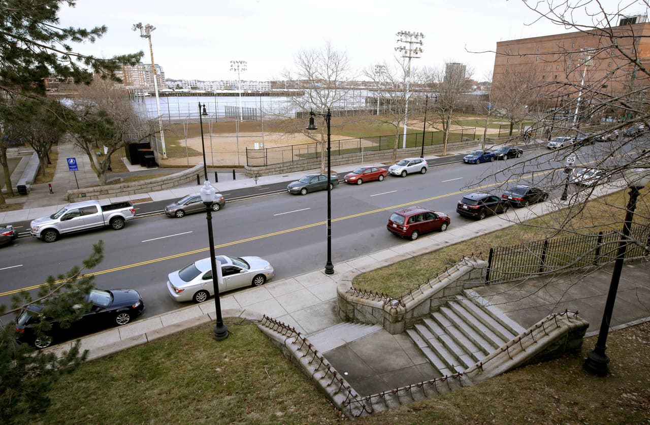 “Los movimientos desesperados dentro de la masa pegajosa mostraban dónde aún quedaba vida”, reportó el diario The Boston Post. “Los caballos murieron como moscas en papel pegajoso, mientras más luchaban, más profundo se atoraban en la masa”, continuó. Así luce 100 años después el lugar por donde pasó la destructiva ola de 25 pies de altura (unos 7.6 metros).