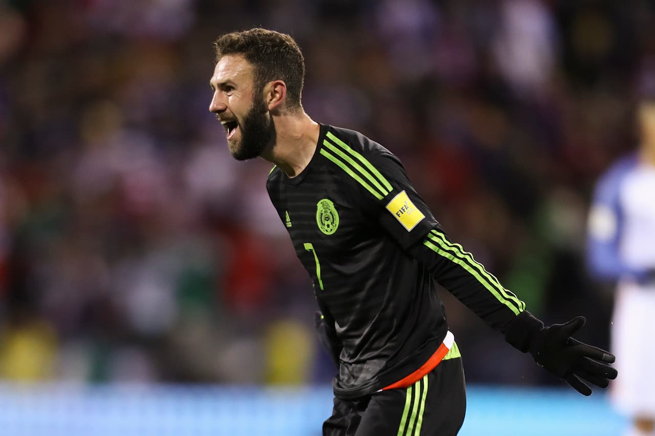 Miguel Layún fue la principal figura del partido. A pesar de una amonestación en su contra, un gol y una asistencia suyos le dieron la victoria a México contra Estados Unidos. Además, fue un jugador importante en ambas áreas. Calificación: 8