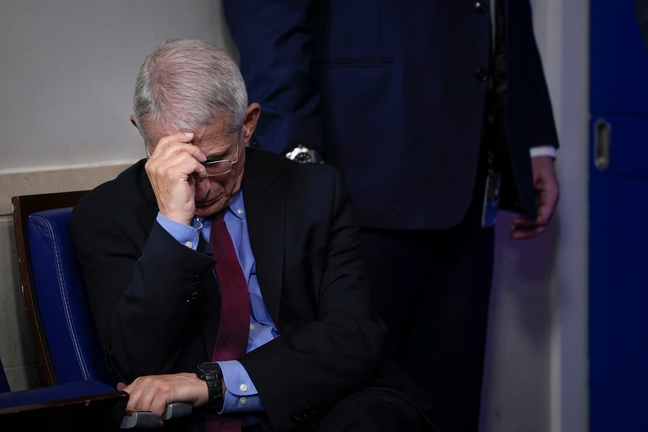 <b>Marzo 27. La frustración de Fauci.</b> El director del Instituto Nacional de Alergias y Enfermedades Infecciosas escucha las declaraciones del presidente Trump a los medios en la Casa Blanca.