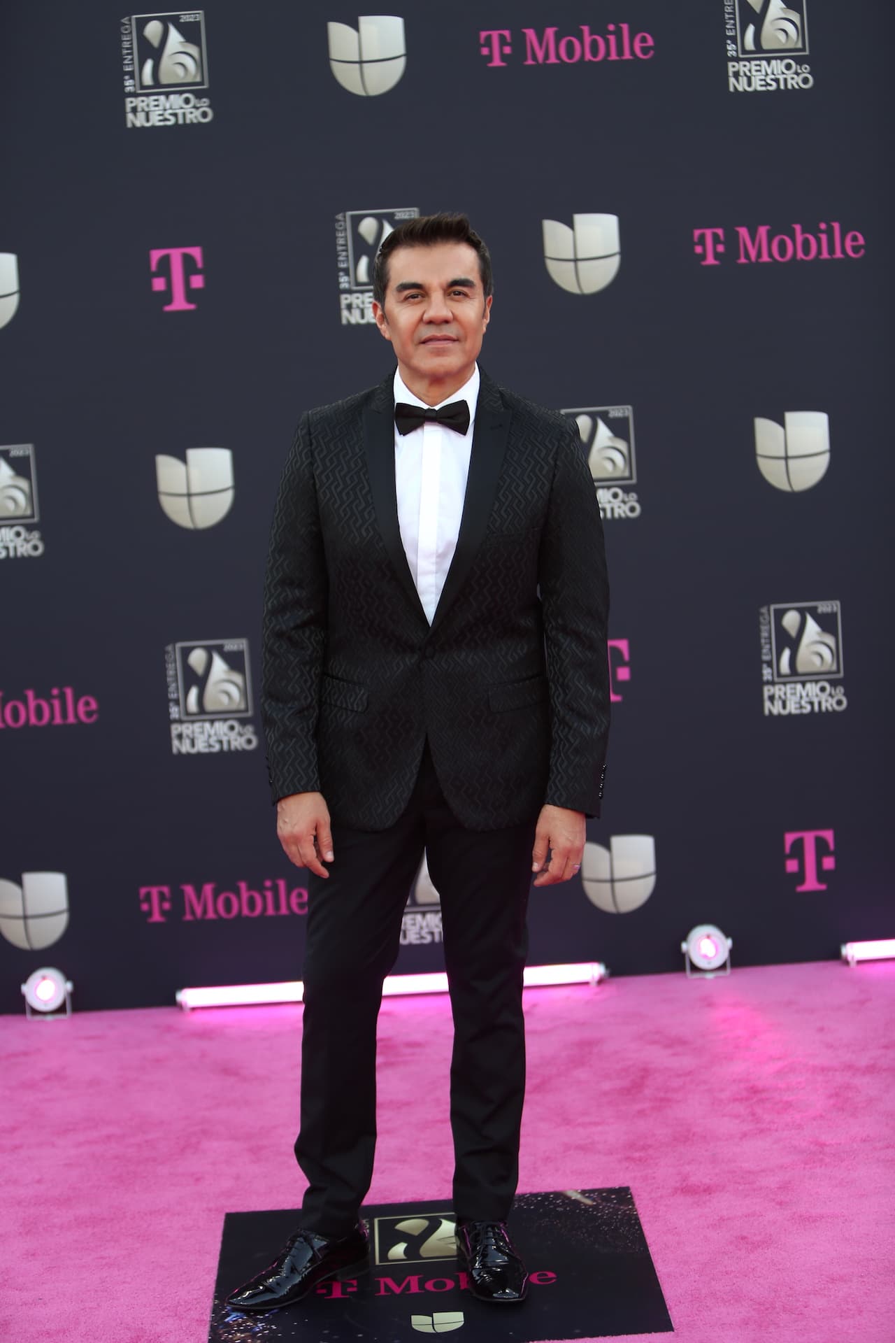 <b>Adrián Uribe</b> llegó con un smoking negro y zapatos de charol.