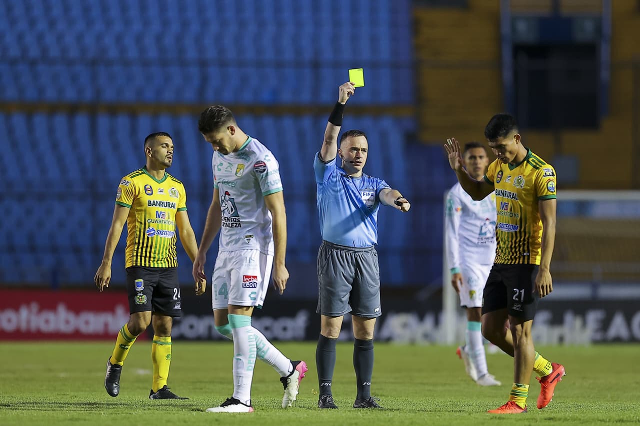 Con goles de Omar y Elías Hernández, León pega primero y se impone 0-2 al Deportivo Guastatoya.